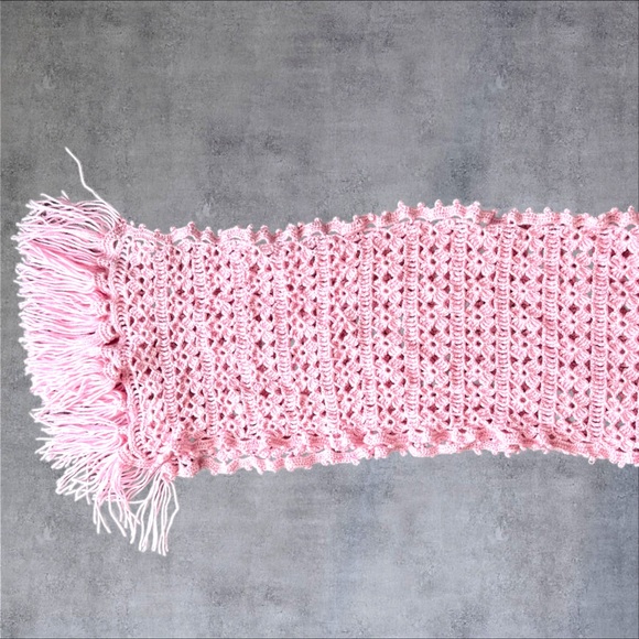 Pink crochet scarf floral design with tassels - Picture 6 of 6